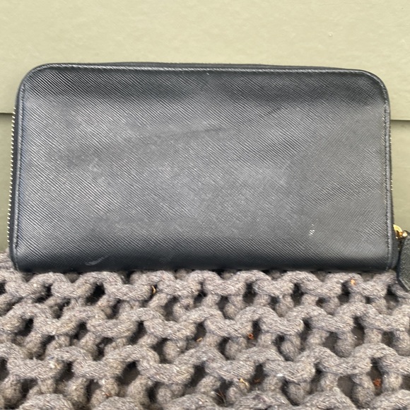 PRADA NERO SAFFIANO LUX WALLET LEATHER IN GOOD CONDITION. ONLY A COUPLE SCUFFS - Picture 3 of 16